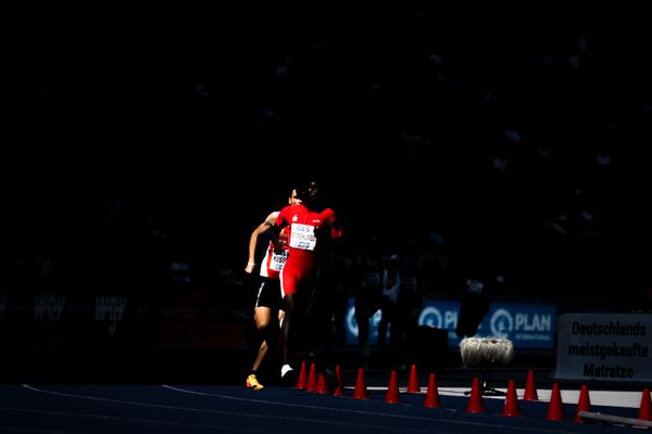 Mohamed Mohumed (LG Olympia Dortmund) vor Christoph Kessler (LG Region Karlsruhe) waehrend der deutschen Leichtathletik-Meisterschaften im Olympiastadion am 26.06.2022 in Berlin